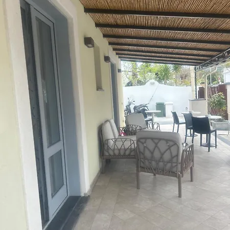 Eolia לינה וארוחת בוקר 4*